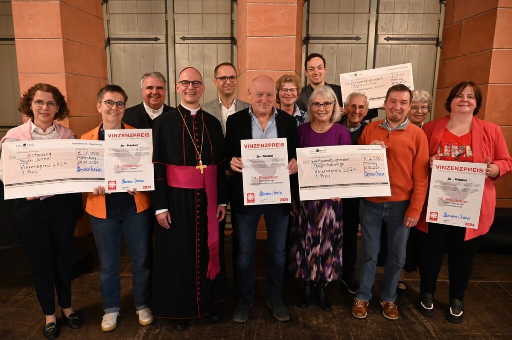 © Anna-Lena Herbert | Caritas | Die Preisträger des Vinzenzpreises 2024 mit Bischof Dr. Franz Jung, Domkapitular Clemens Bieber und den Laudatoren.